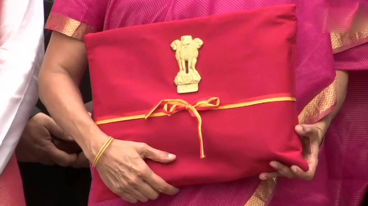 वित्त मंत्री निर्मला सीतारमण ने ब्रीफकेस की जगह लाल कपड़े में बजट पेश किया