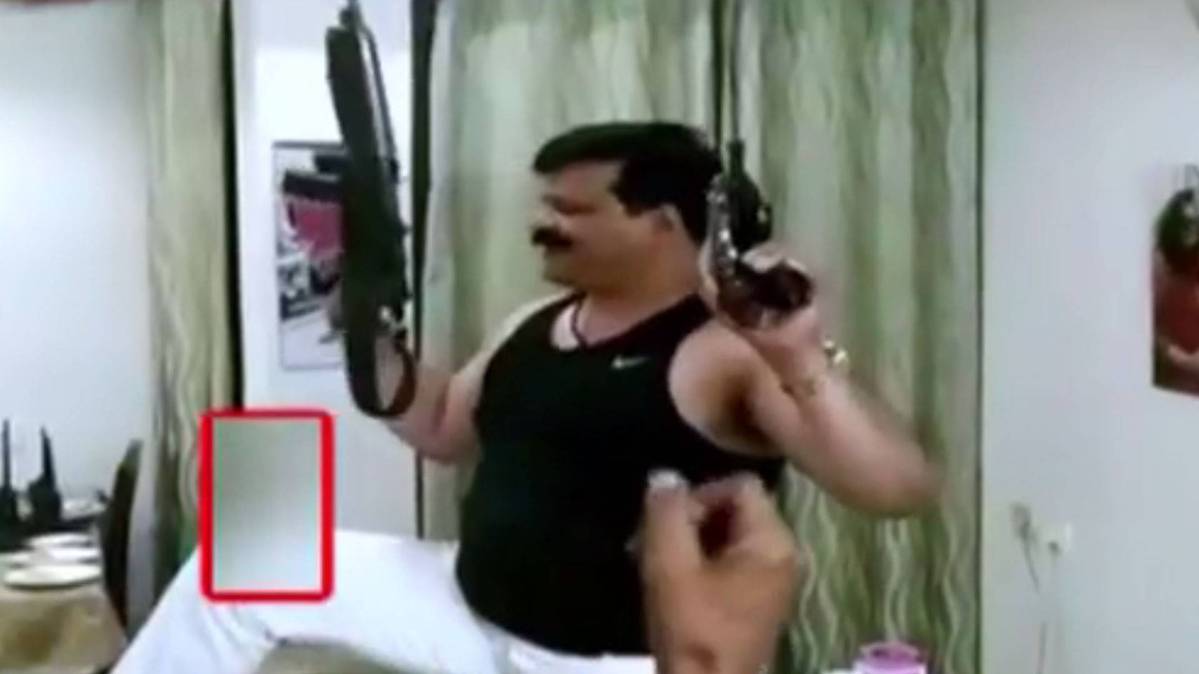 हाथों में गन लिए BJP नेता ने लगाए ठुमके