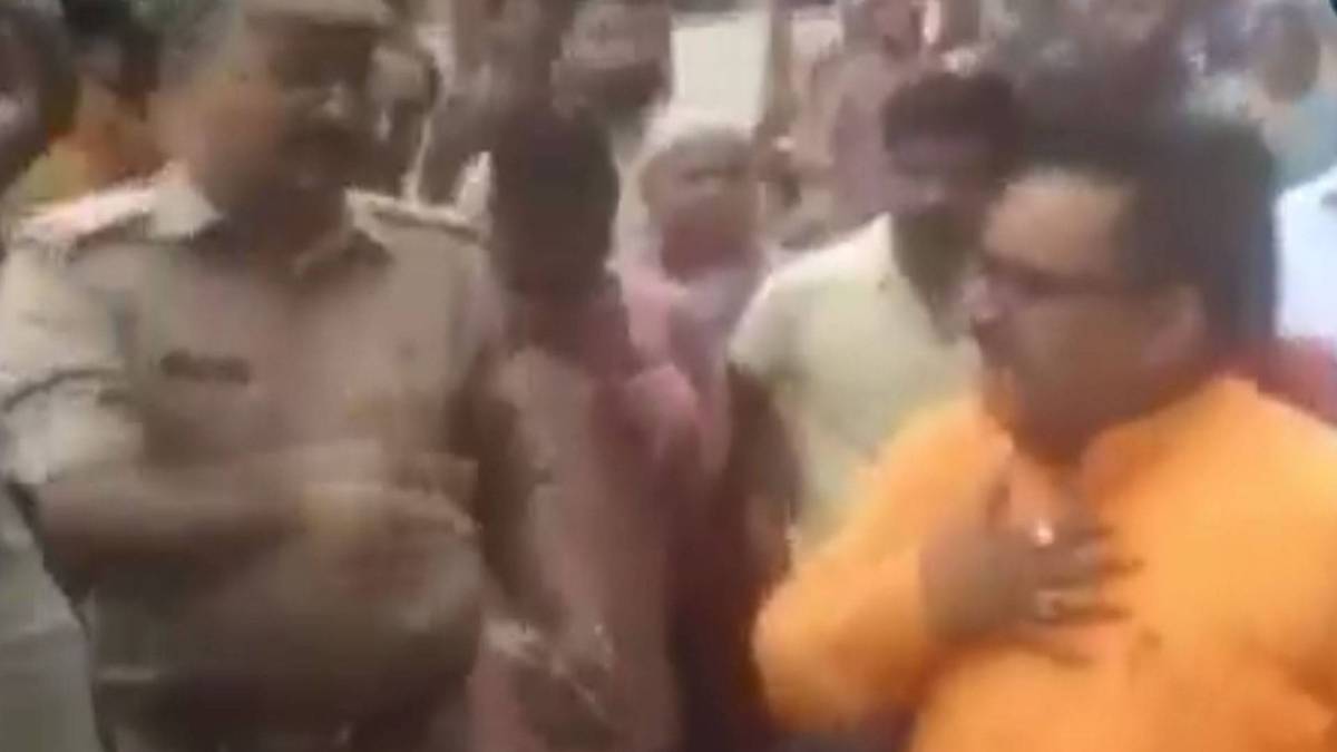 BJP नेता ने दीं पुलिसवालों को गालियां
