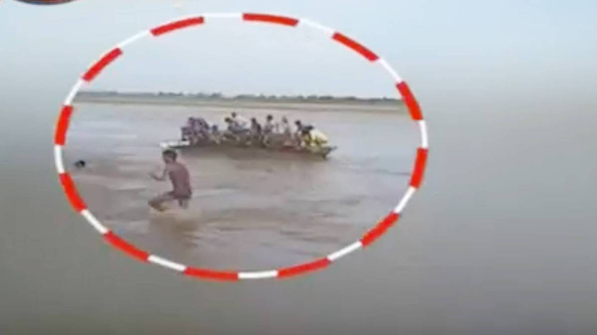 बहराइच में नदी में पलटी नाव