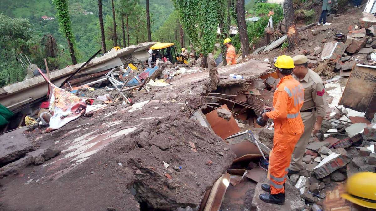 हिमाचल में इमारत गिरी