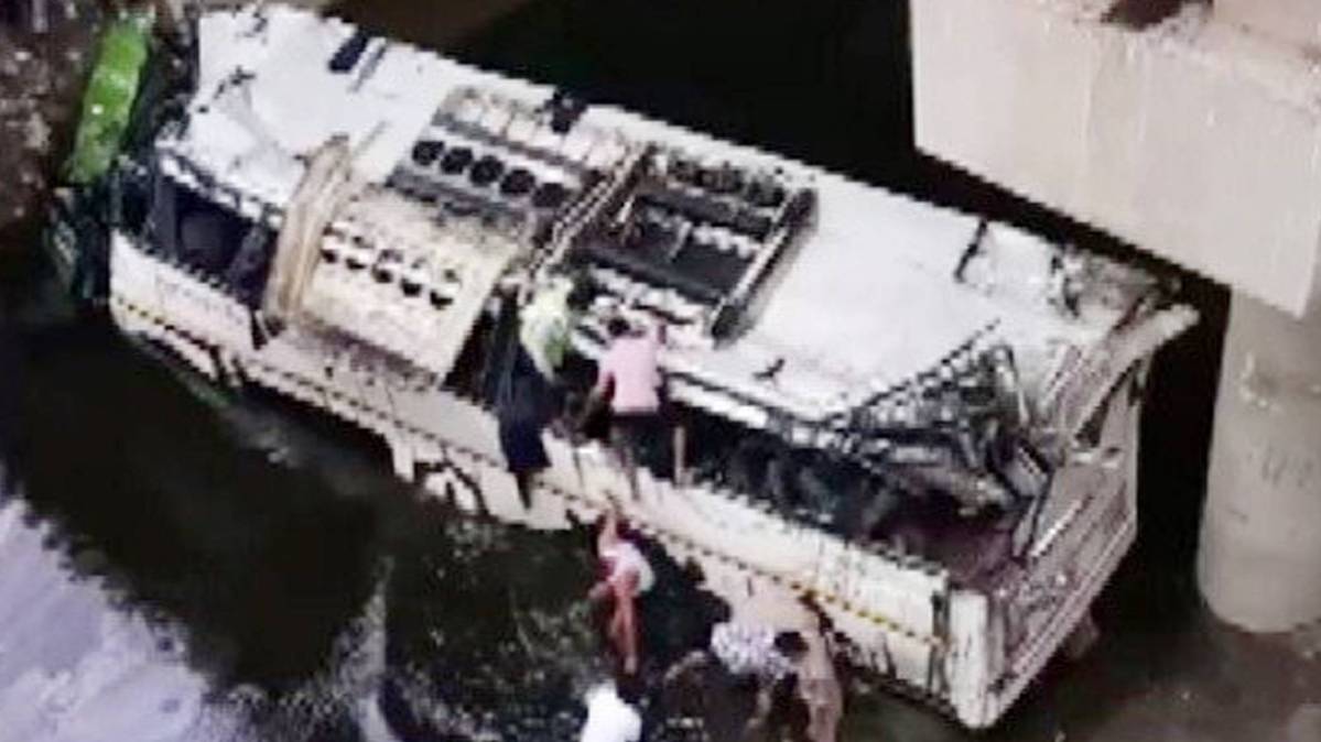 दुर्घटनाग्रस्त बस (फोटोः ANI)