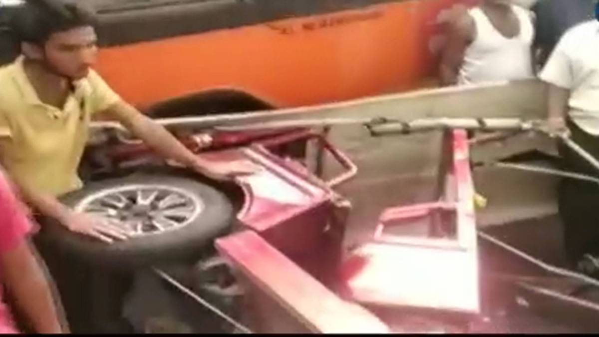 बेकाबू बस ने उड़ा दी रास्ते में आने वाली हर चीज