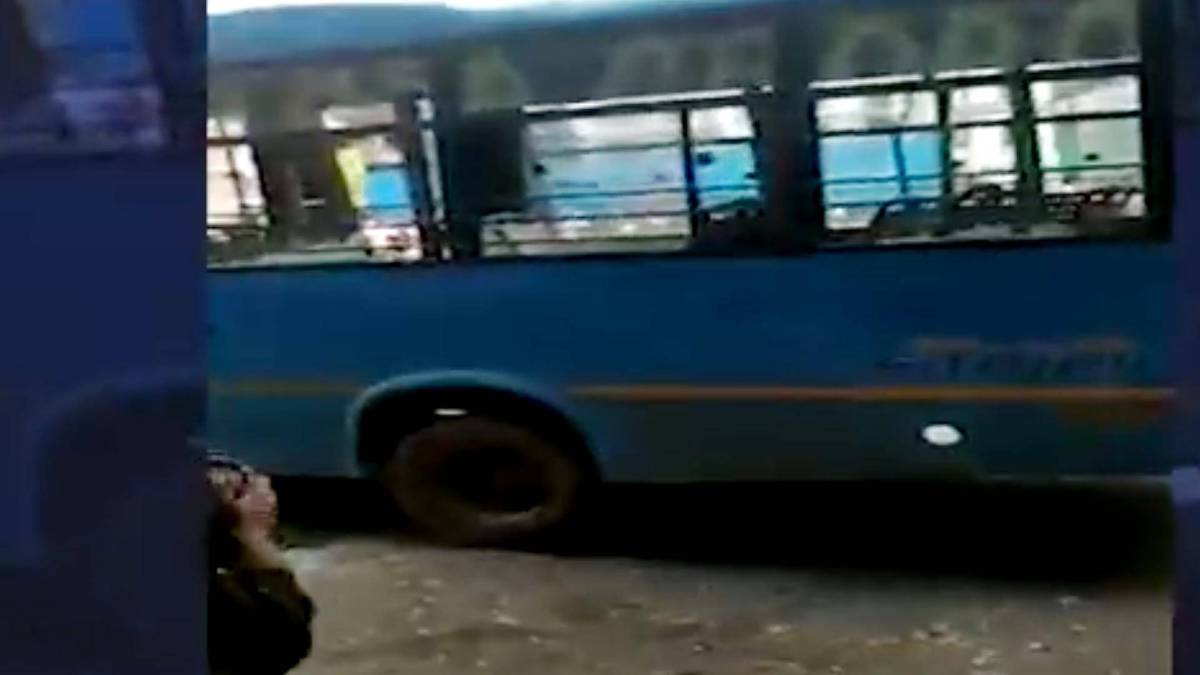 ऑटोरिक्शा चालकों ने मुंबई की बसों में तोड़-फोड़ की