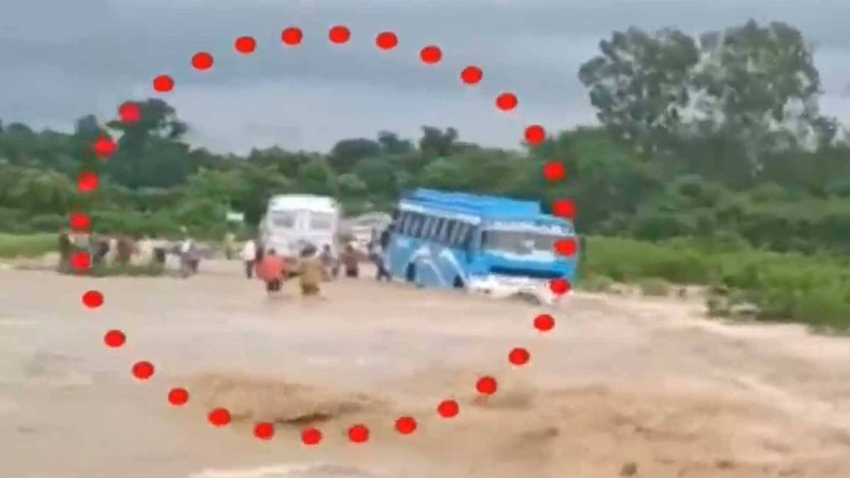बारिश में फंसी बस