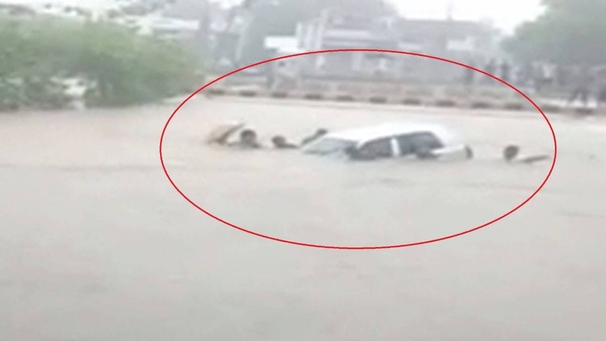 पानी में फंस गई कार