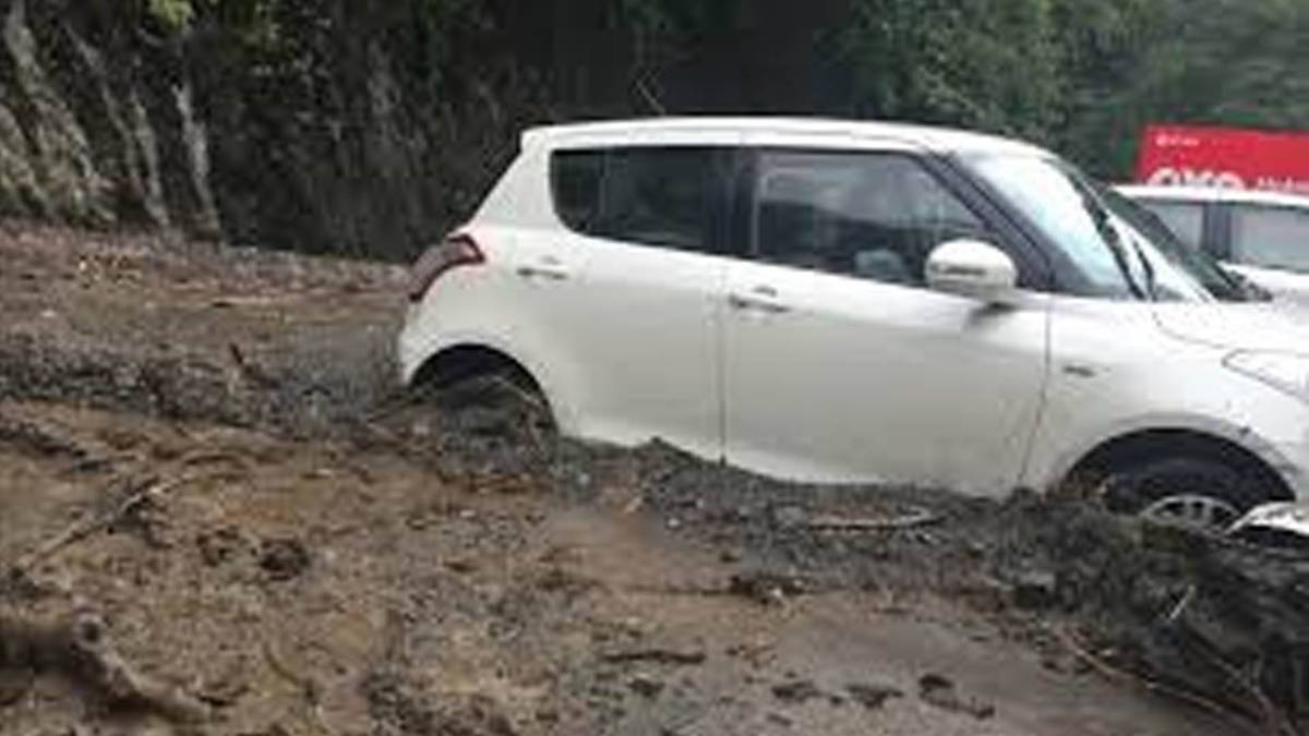 पर्यटकों की गाड़ी बारिश का शिकार