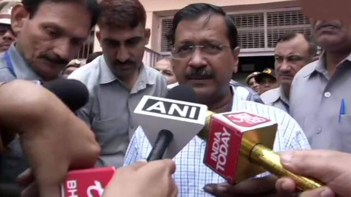 द्वारका में 6साल की रेप विक्टिम मासूम से मिले केजरीवाल