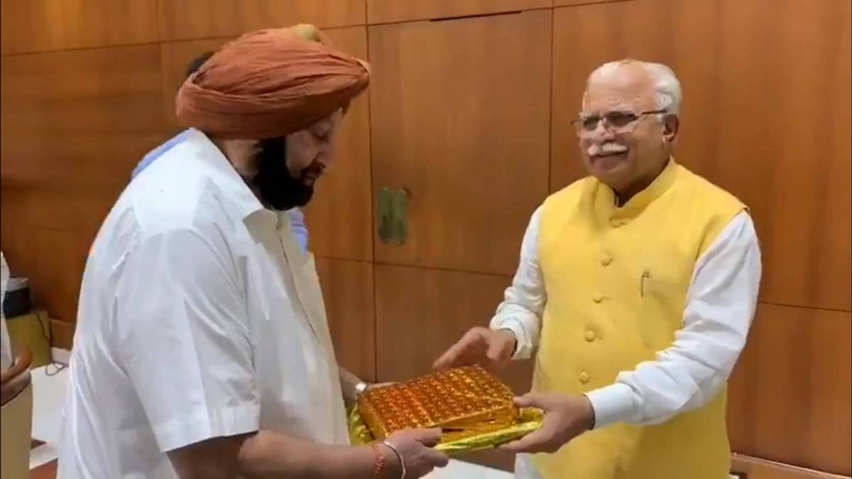 मनोहरलाल खट्टर से मुलाकात करते कैप्टन अमरिंदर सिंह