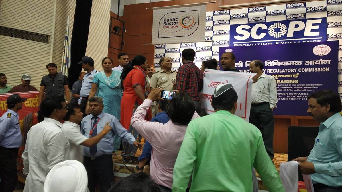 बिजली पर फिक्स्ड चार्ज की जनसुनवाई मचा हंगामा