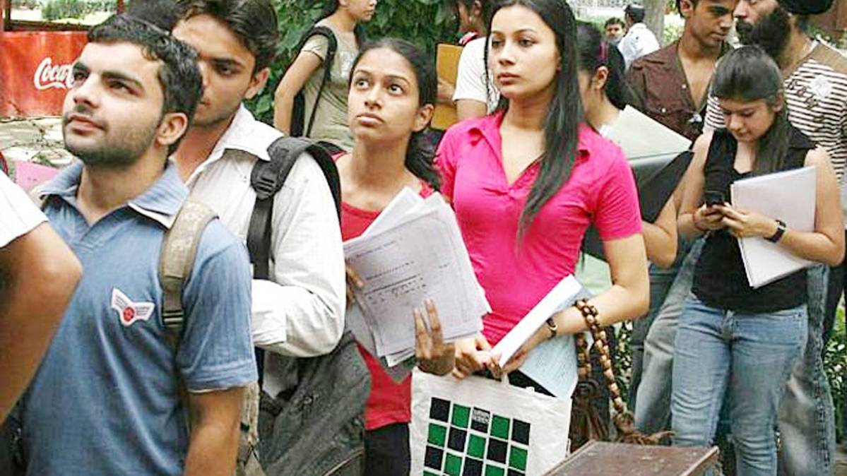 दिल्‍ली यूनिवर्सि‍टी में लगी स्‍टूडेंट की कतार