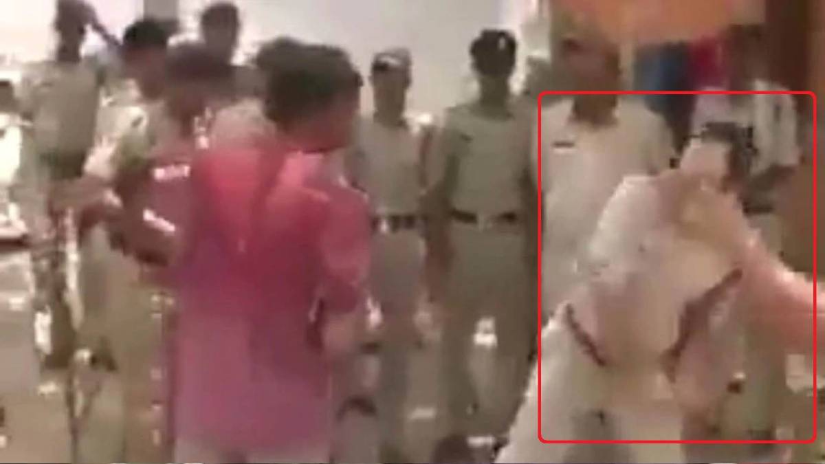 पुलिस ने एक व्यक्ति पीटा