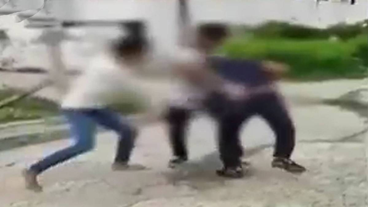 नाबालिगों ने शूटर पर बरसाए लात-घूसे