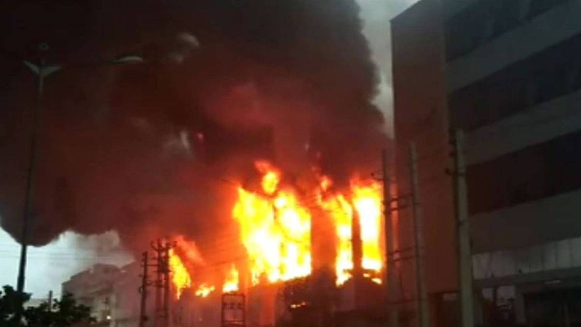 दिल्ली के कुंडली औद्योगिक क्षेत्र में लगी आग (फोटो- इंडिया टुडे)