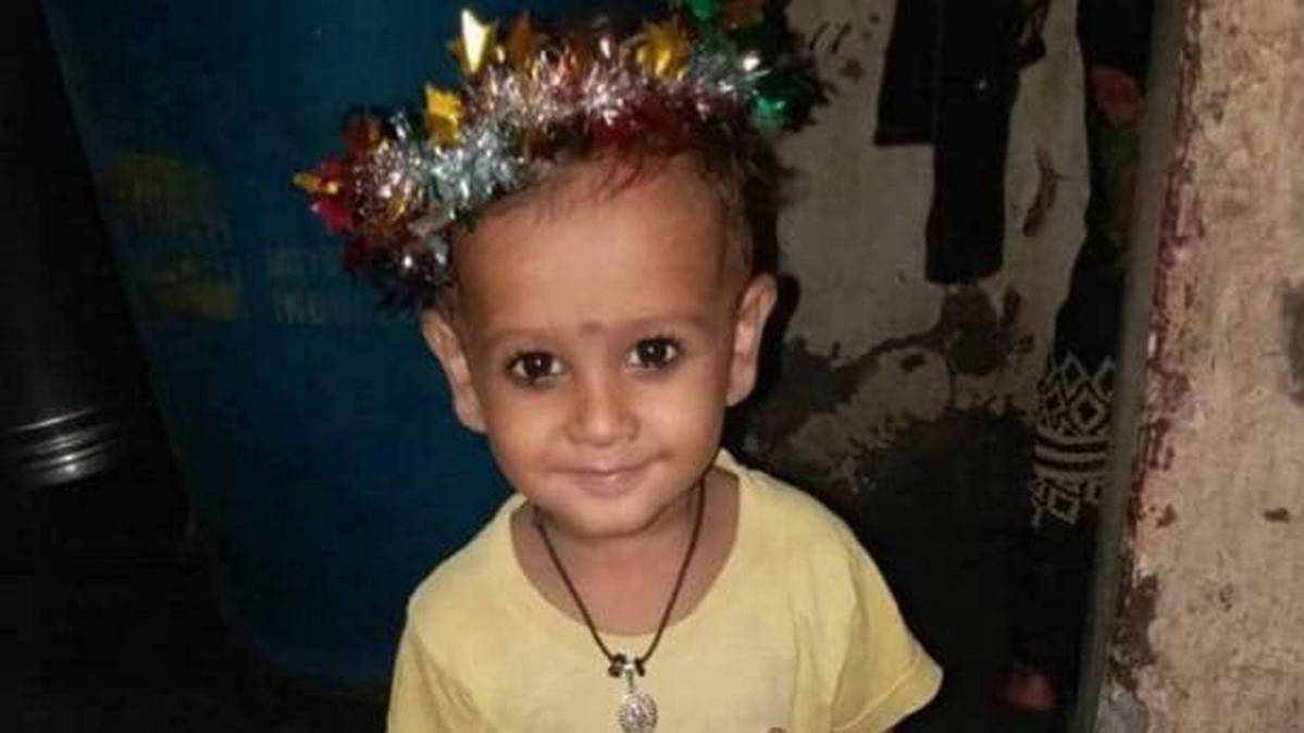 गोरेगांव में 2 साल का बच्चा खुले नाले में गिरा