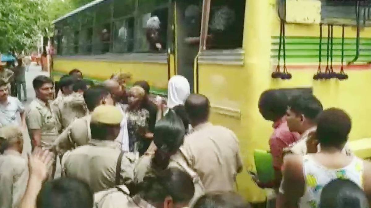 छापेमारी में पुलिस ने विदेशियों को पकड़ा(फोटो-ANI)