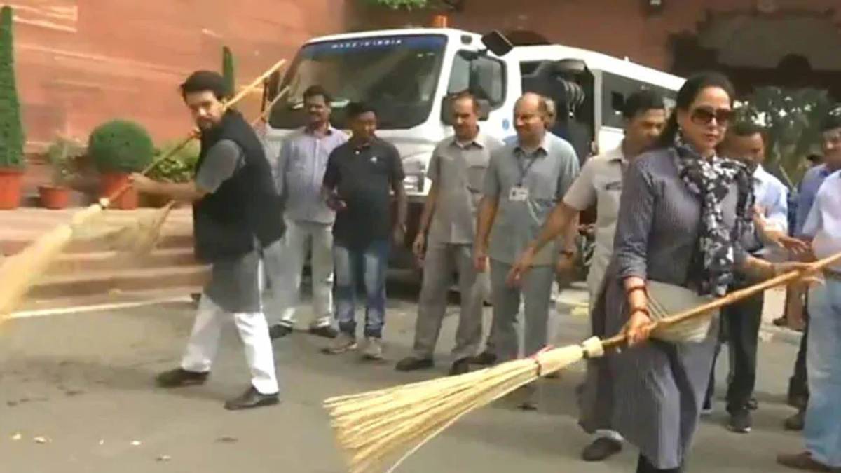 संसद परिसर में हेमा मालिनी