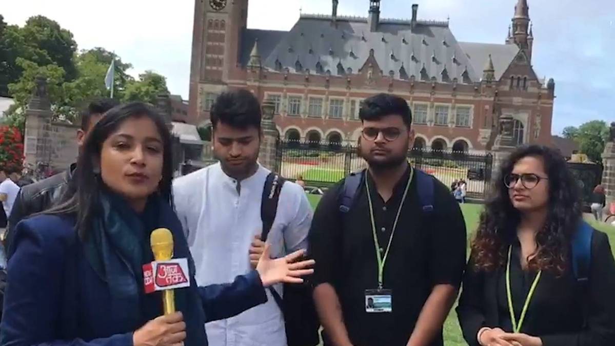 अंतरराष्ट्रीय कोर्ट के बाहर गीता मोहन