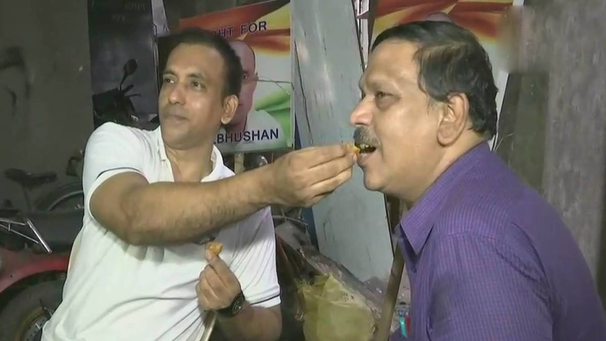 जाधव के करीबीयों में जश्न का माहौल