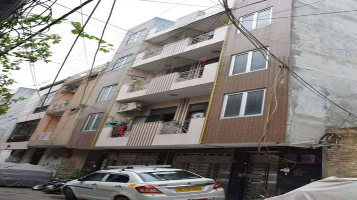 परिवार ने छत से लगाई छलांग