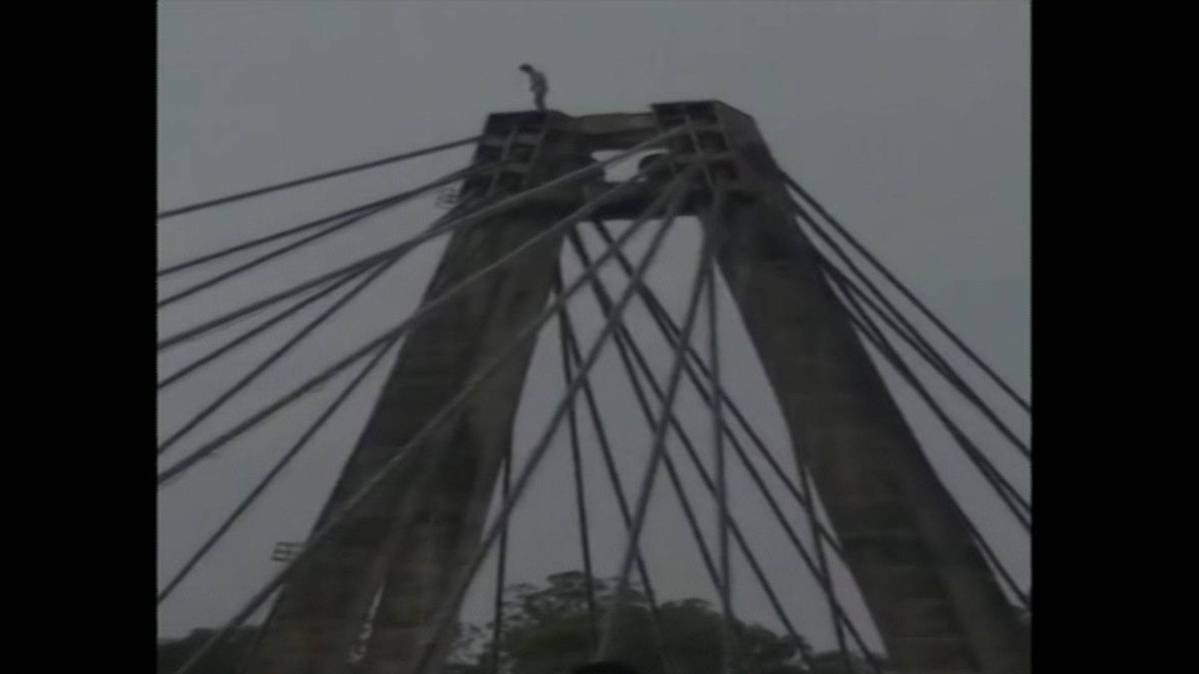 खंबे पर चढ़ा कांवड़ियां