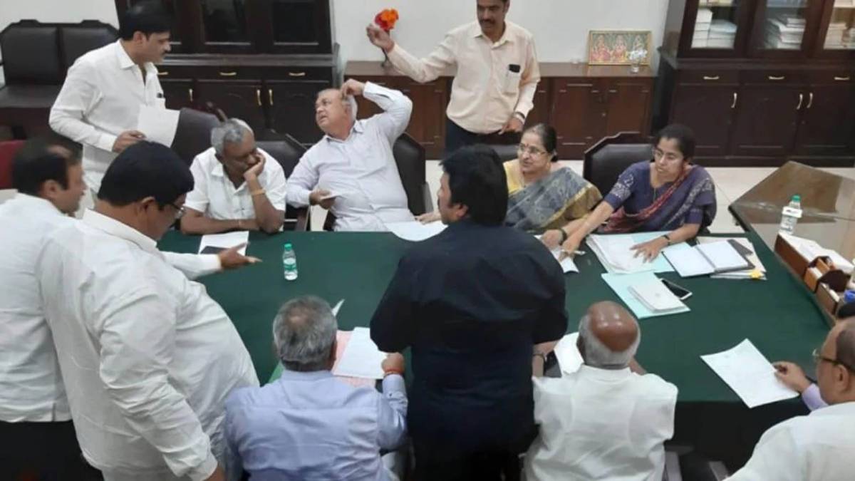 इस्तीफा सौंपने पहुंचे विधायक