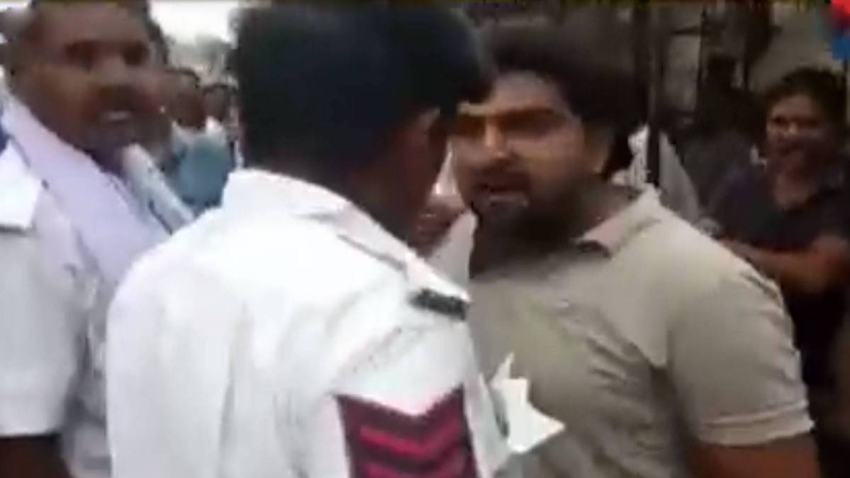ट्रैफिक पुलिस से गुंडागर्दी