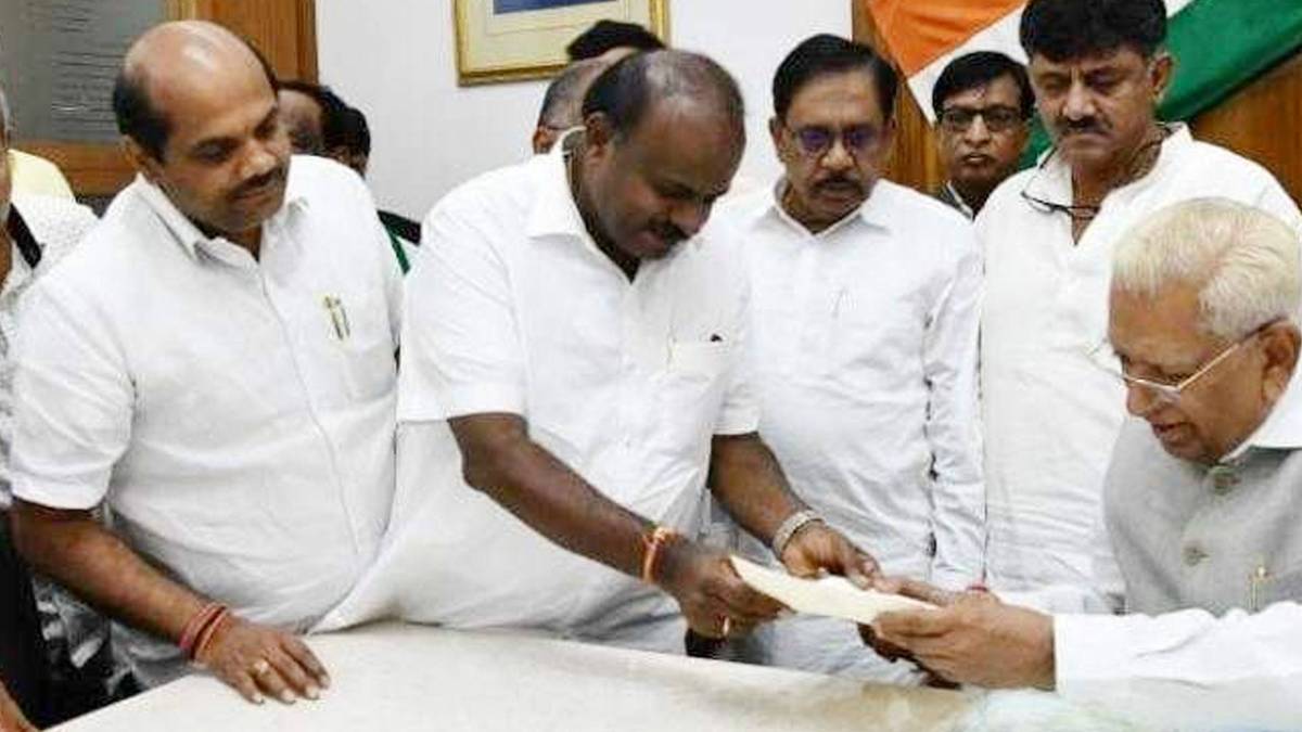 राज्यपाल को इस्तीफा सौंपते एचडी कुमारस्वामी (तस्वीर-नागार्जुन)