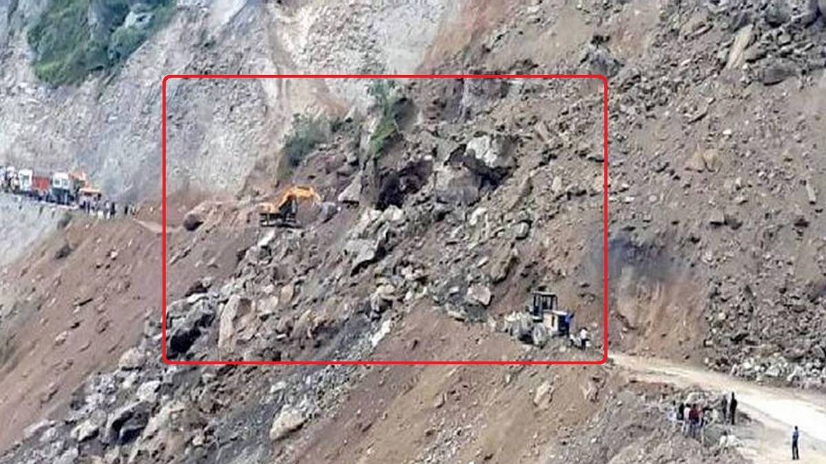 जम्मू-कश्मीर में भारी लैंडस्लाइड से हाईवे जाम