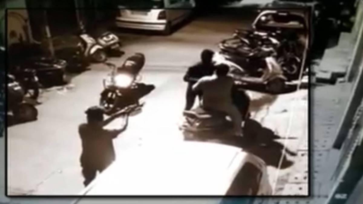 दिल्ली में सरेआम लूट की वारदात सीसीटीवी में कैद