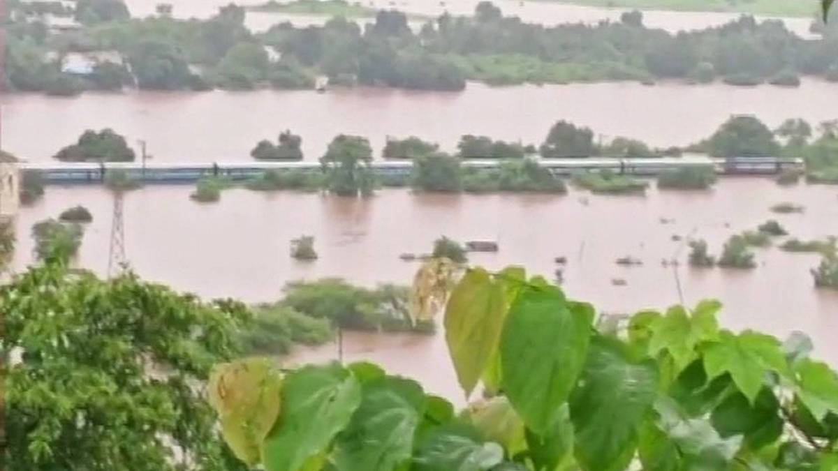 महाराष्ट्र में सैलाब ने रोकी रफ्ता