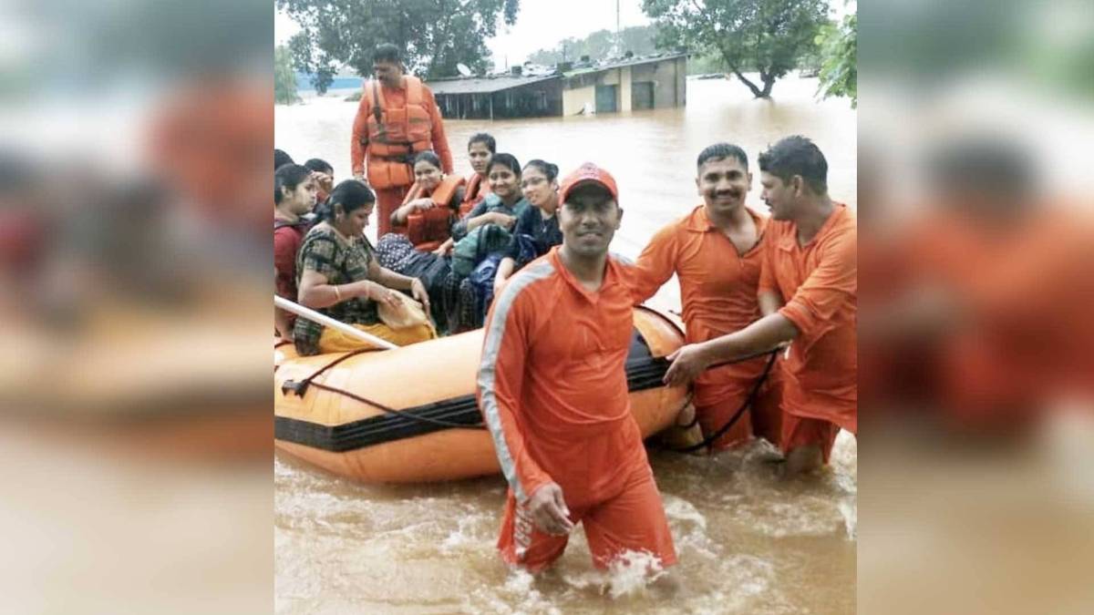 महालक्ष्मी एक्सप्रेस का रेस्क्यू ऑपरेशन