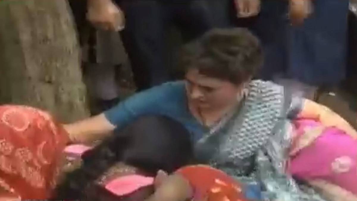 सोनभद्र नरसंहार के पीड़ित परिजनों से प्रियंका गांधी