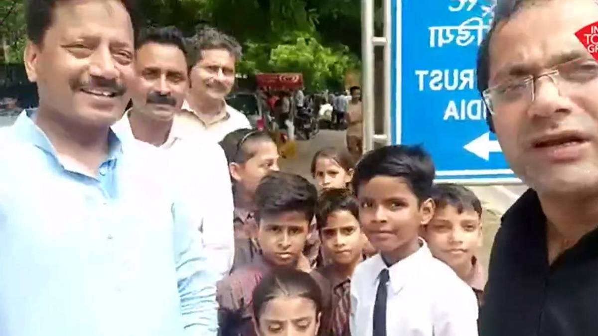 चिराग प्रसाद और बच्चे (आजतक)