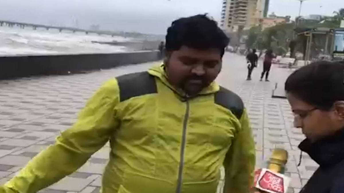 बारिश का मजा उठा रहे मुंबई के लोग