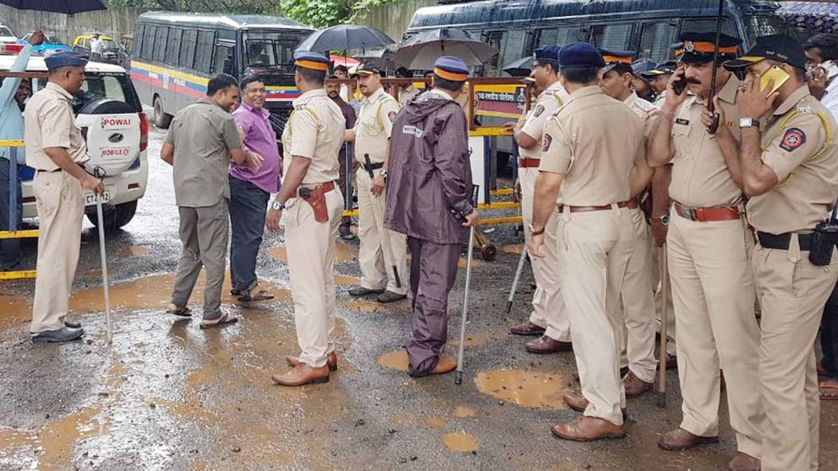 डी शिवकुमार विधायकों से मिलने मुंबई के होटल पहुंचे(फोटो-Twitter)