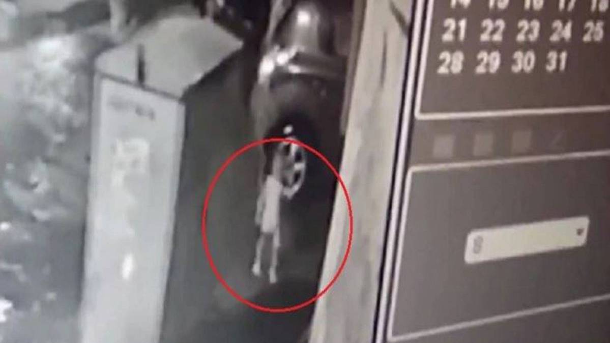 गोरेगांव में 2 साल का बच्चा खुले नाले में गिरा