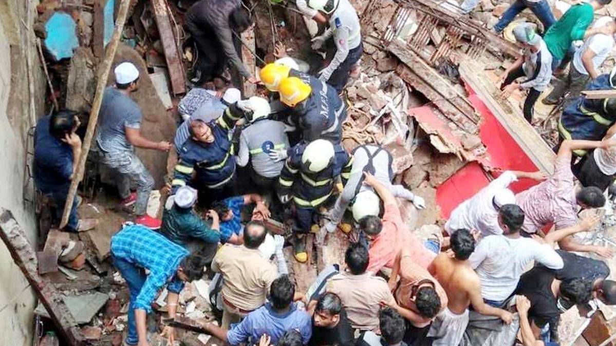 मुंबई में इमारत गिरी