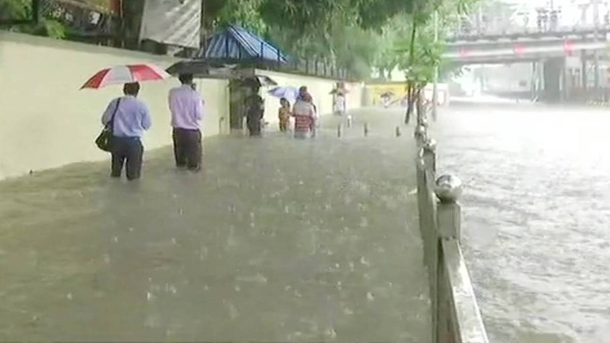मुंबई में बारिश (फोटो- twitter@ANI)