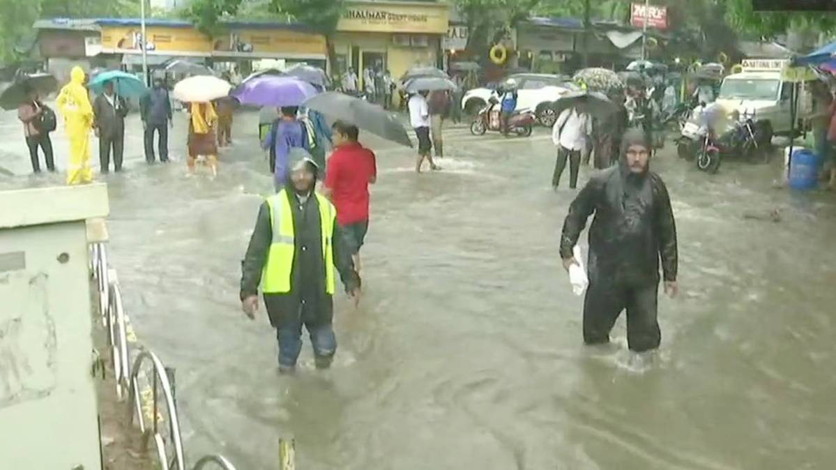 अंधेरी सबवे में बारिश के कारण जलभराव(फोटो-ANI)