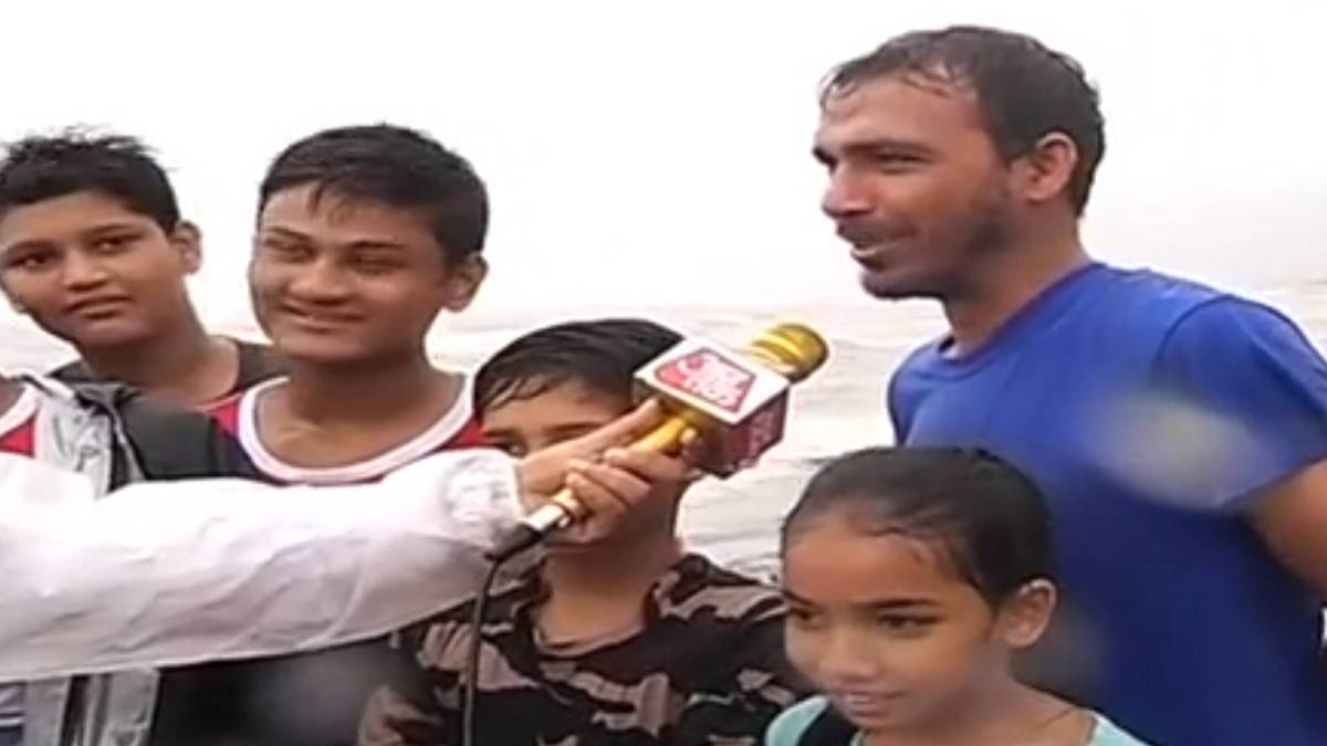 मुंबई में बच्चों ने लिए बारिश के मजे