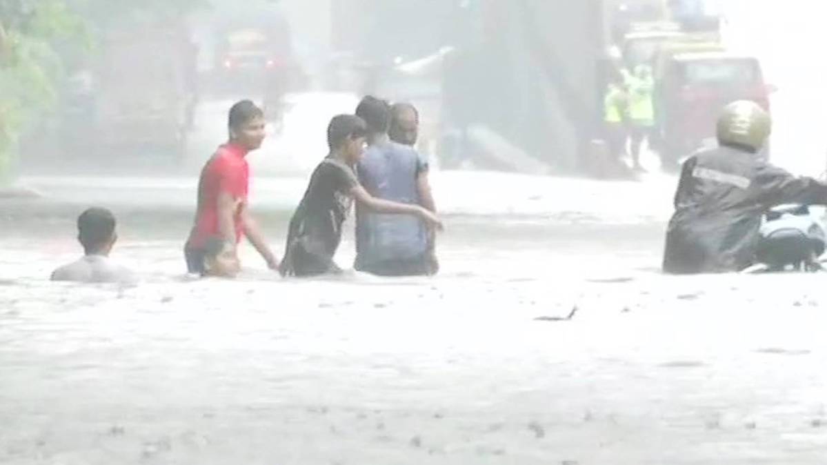 सड़कों पर पानी