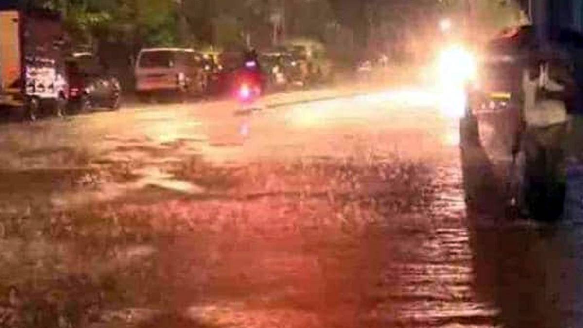 मुंबई में सड़कों पर भरा पानी (ANI)