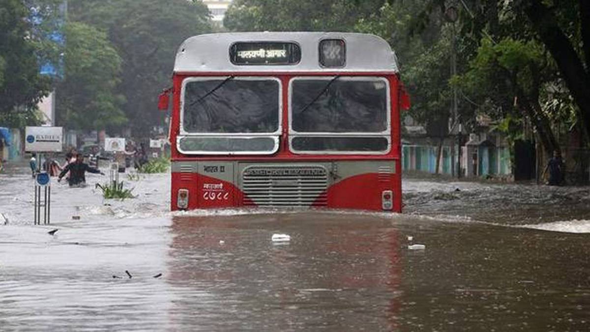 मुंबई में बारिश (फोटो- Reuters)