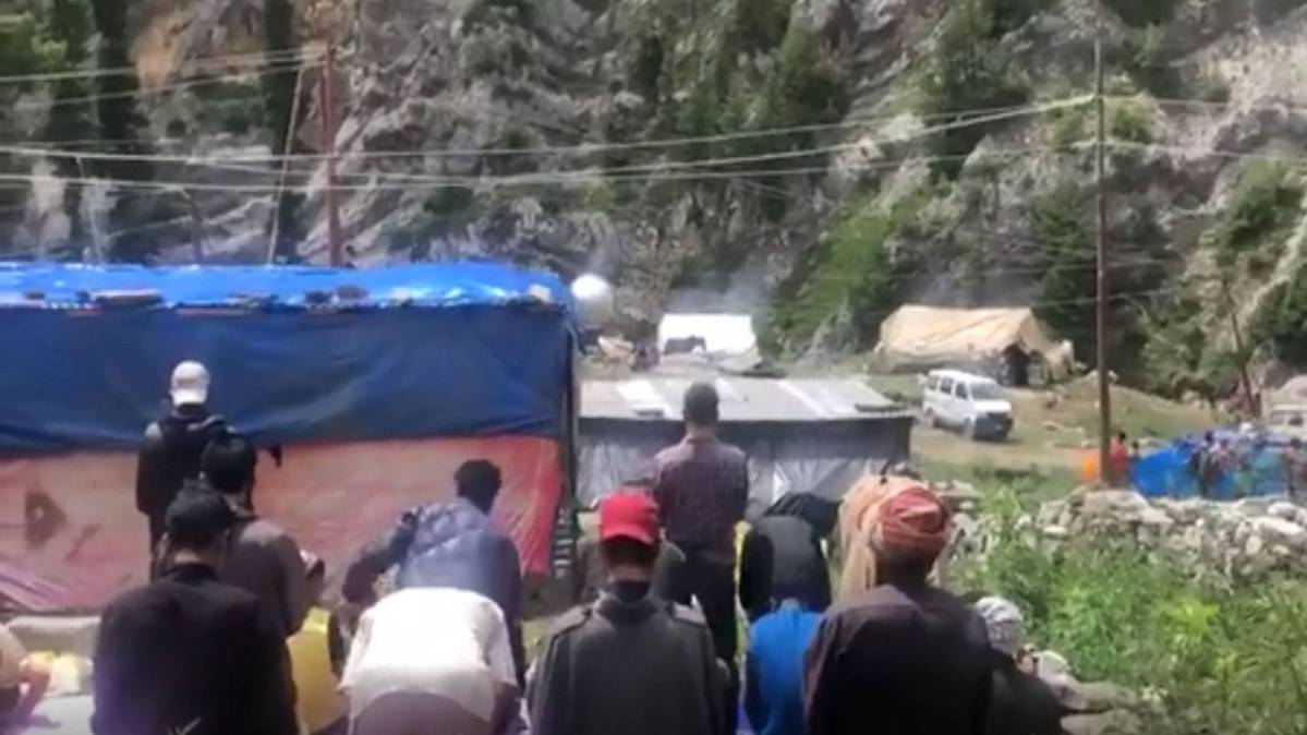 श्रद्धालुओं की यात्रा और नमाज़ साथ-साथ