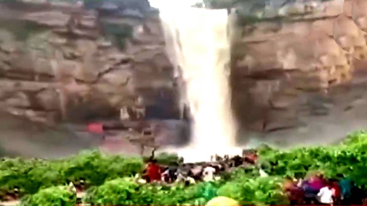 मंदिर के पास पहाड़ी से अचानक फूटा झरना, श्रद्धालु फंसे