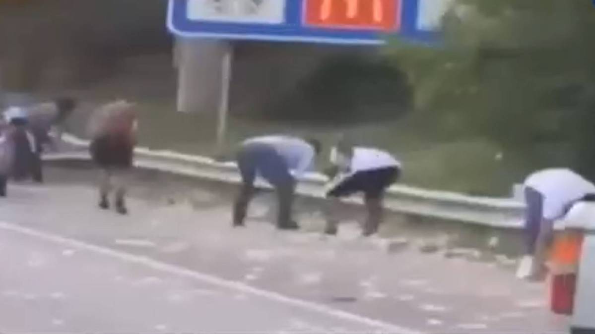 हाईवे पर उड़ते नोट