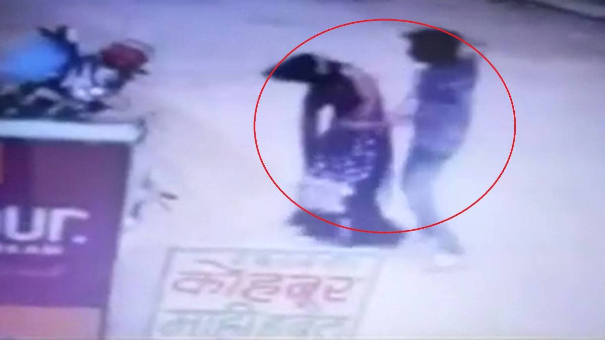 पति ने पत्नी को पीटा