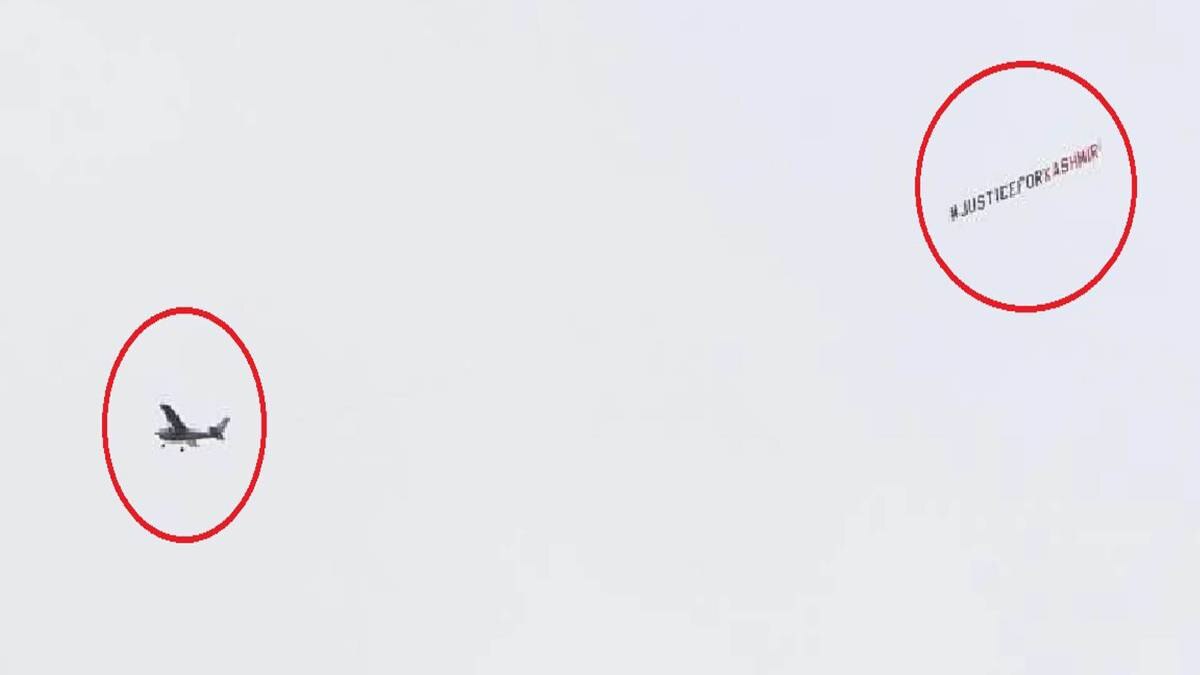 भारत विरोधी नारे के साथ स्टेडियम के ऊपर से गुजरा प्लेन