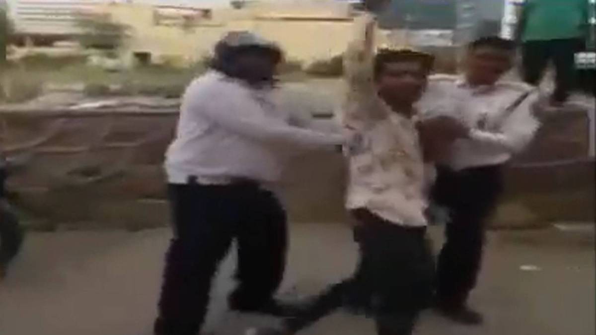 मारपीट करते युवक